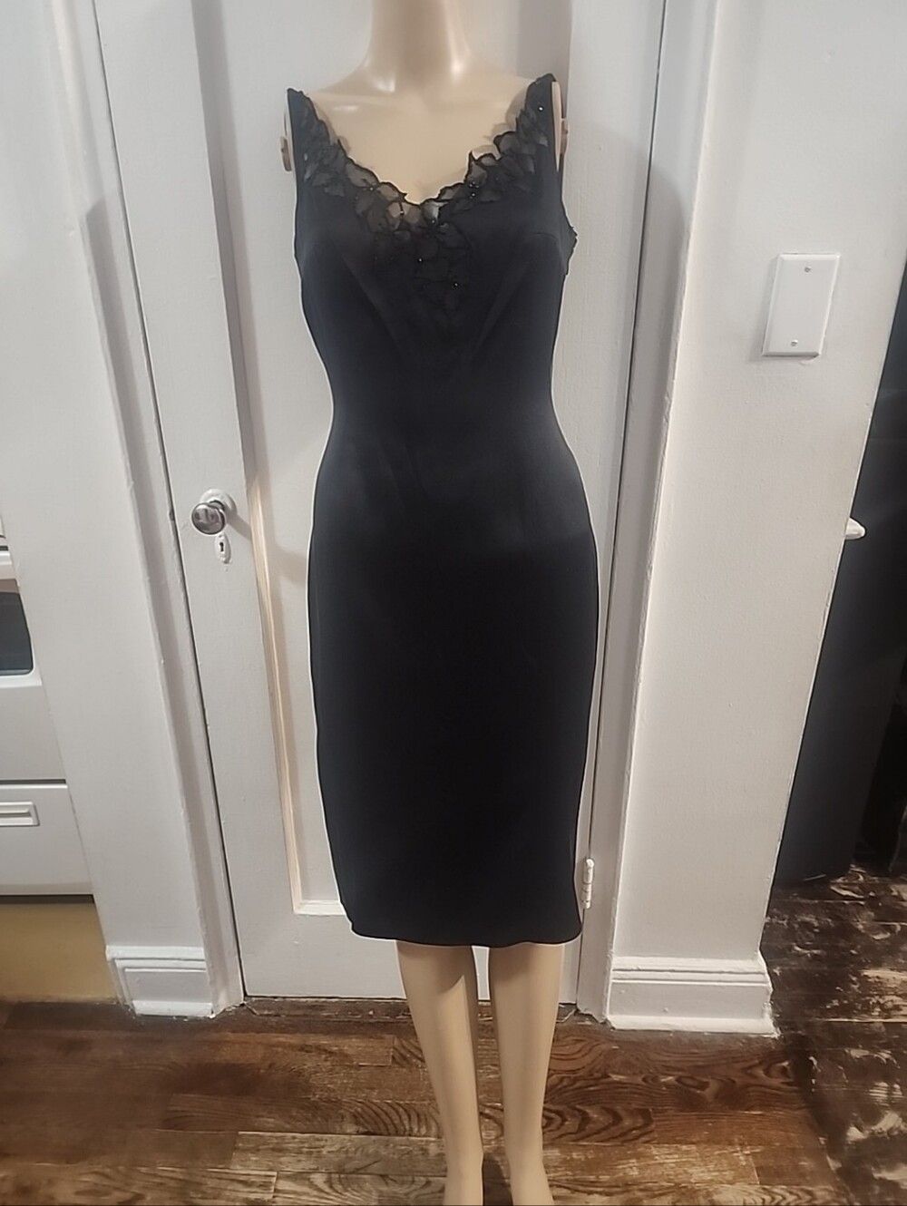 TAHARI BLACK SLEEVLESS SILK COCKTAIL SHEATH DRESS Size 4 Beaded V-Neckline NWT